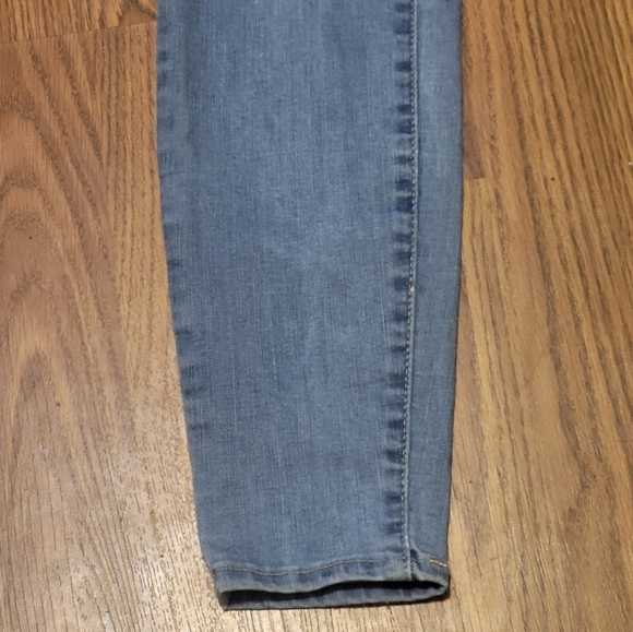 Levi's High Rise Super Skinny Distressed Women's Denim Jeans W29 L28.5 B45 - Picture 2 of 11